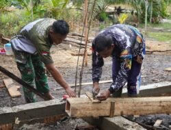 Besi Tiang RTLH Terpasang, Perkokoh Bangunan Program TMMD ke-129 Kodim 1208/Sambas