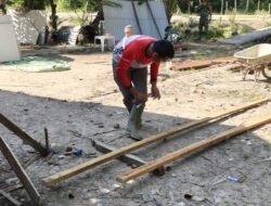 Satgas TMMD Ke-129 Mulai Pasang Kusen Pintu RTLH di Desa Tempapan Hulu
