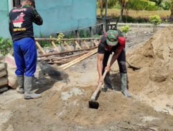 Ciptakan Hasil Plesteran Bangunan RTLH Lebih Berkualitas, Satgas TMMD Ke-129 Ayak Pasir