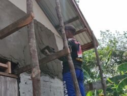 Plaster Dinding RTLH Terus Dikebut, Satgas TMMD Ke-129 Kodim 1208/Sambas Optimalkan Pengerjaan