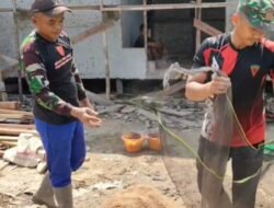 Anggota Satgas TMMD Ayak Pasir Demi Hasil Plester RTLH yang Berkualitas