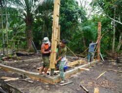 Satgas TMMD Ke-129 Kodim 1208/Sambas Mulai Pasang Tiang RTLH Milik Pak Amat