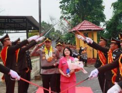 Polres Murung Raya Gelar Tradisi Pedang Pora Sambut Kapolres Yang Baru AKBP Agung Gima Sunarya