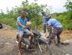 Rabat Beton Siap Di bangun, Warga Tempapan Hulu Gotong Royong Lansir Material.