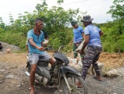 Tetap Semangat, Satgas TMMD Reguler Ke-129 dan Warga Angkut Material Bangunan Gunakan Motor Butut