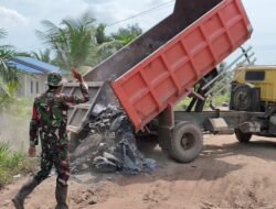Pengangkutan Material Timbunan Jalan Desa Tempapan Hulu Di Kawal Satgas TMMD Reguler Ke-129 Kodim 1208/Sambas