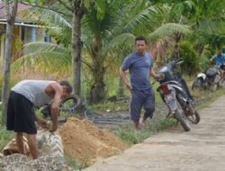 Satgas TMMD Reguler Ke-129 Gelar Material Pasir untuk Percepat Pembangunan Rabat Beton Bersama Warga Desa Tempapan Hulu