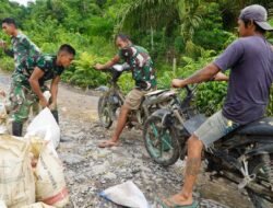 Semangat Gotong Royong, Satgas TMMD Bersama Warga Angkut Material Pasir Gunakan Sepeda Motor