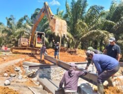 Pemasangan Bondek Rampung, Jembatan Beton Desa Telaga Siap Dicor. Sementara Jembatan Pulau Sari, Besi WF Terpasang dan Lantai Dasar Tuntas Dicor