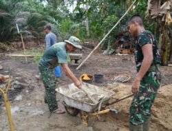 Aduk Semen dalam Arco, Cara Satgas TMMD Reguler Ke-129 Kodim 1208/Sambas Percepat Pengerjaan