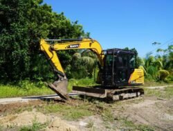 Satgas TMMD Reguler Ke-129 Turunkan Alat Berat Ratakan Lokasi Rabat Beton di Desa Tempapan Hulu