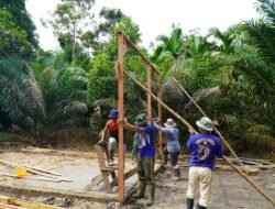 Satgas TMMD Reguler Ke-129 Kodim 1208/Sambas Pasang Kerangka Tiang Kayu RTLH