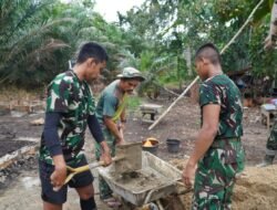 Satgas TMMD Reguler Ke-129 Aduk Campuran Semen di Dalam Arco Demi Percepat Pembangunan
