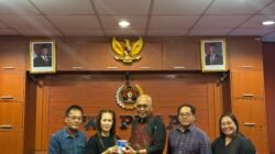 Ketum PWI Pusat Serahkan 103 KTA Sulawesi Utara