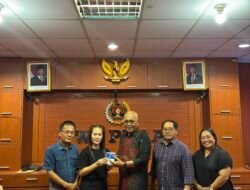 Ketum PWI Pusat Serahkan 103 KTA Sulawesi Utara