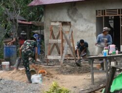 Satgas TMMD Reguler Ke-129 Angkut Material Pasir Gunakan Ember Demi Percepat Pembangunan