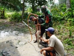 Warga Sambut Gembira Progres pembuatan Sumur Bor TMMD Reguler Ke-129 Kodim 1208/Sambas Sudah menemukan Air
