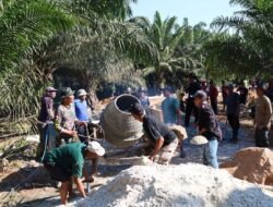 Pekerjaan Berat Terasa Ringan, Manunggalnya TNI Bersama Rakyat Sangat Kental di Desa Pulau Sari