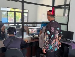 Polantas Menyapa, Satlantas Polres Murung Raya Dampingi Pemohon Uji Teori SIM
