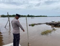 Polsek Dusun Selatan Patroli Dialogis, Cek Ketinggian Air Antisipasi Banjir di Pelabuhan