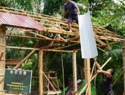 Satgas TMMD Ke-129 Kodim 1208/Sambas Pasang Atap Seng RTLH Milik Pak Mulyadi