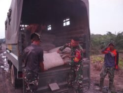 Dukung Percepatan Pembangunan di Lokasi TMMD Ke-129, Satgas Turunkan Material Semen