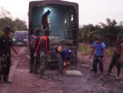 Satgas TMMD Reguler Ke-129 Kodim 1208/Sambas Turunkan Material Semen Demi Percepat Pembangunan