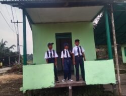 Anak SMP Dukung Pembangunan Poskamling Program TMMD Ke-129 di Desa Tempapan Hulu