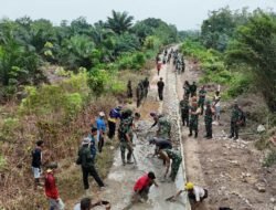 Semangat Tinggi dan Gotong Royong Warga Desa Semanas Percepat Pembangunan Rabat Beton TMMD Ke-129 Kodim 1208/Sambas