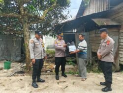 SEBAGAI BENTUK PEDULI KEPADA WARGANYA, POLSEK KAPUAS TENGAH BERIKAN BANTUAN SEMBAKO KEPADA WARGA DESA PUJON