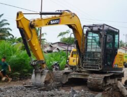 Alat Berat Ratakan Tanah Timbunan, Satgas TMMD Ke-129 Percepat Pembangunan Jalan di Desa Tempapan Hulu