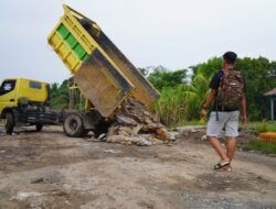 Percepatan Pembangunan Infrastruktur Jalan Desa Tempapan Hulu, Satgas TMMD Ke-129 Datangkan Tanah Timbunan Gunakan Truk
