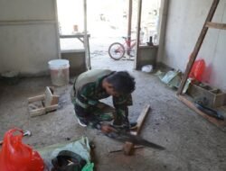 Pasang Jendela RTLH Pak Mulyadi, Satgas TMMD Ke-129 Percepat Proses Pembangunan