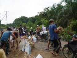 Angkut Material Rabat Beton Secara Gotong Royong, Bukti Keakraban Satgas TMMD Ke-129 dan Warga