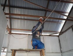 Lanjutkan Pemasangan Instalasi Listrik, Satgas TMMD Ke-129 Wujudkan Rumah Layak Huni yang Nyaman