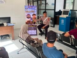 Polantas Karib, Petugas SIM Satlantas Polres Mura Perkenalkan Aplikasi SINAR Kepada Pemohon
