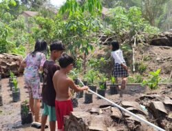 Kegembiraan Anak-Anak Desa Tempapan Hulu Terpancar Saat Nikmati Air Bersih dari Sumur Bor Program TMMD Ke-129