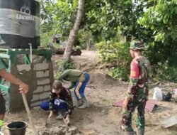 Satgas TMMD Ke-129 Lanjutkan Plaster Dinding Tower Penampungan Air Sumur Bor