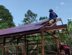 Satgas TMMD Ke-129 Lanjutkan Pemasangan Seng RTLH, Optimistis Program Selesai Tepat Waktu