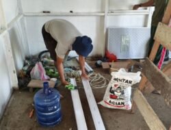 Satgas TMMD Reguler Ke-129 Pasang Kusen Pintu MCK Warga Tempapan Hulu