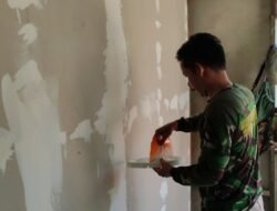 Satgas TMMD Reguler Ke-129 Pasang Dempul Dinding RTLH, Wujudkan Hunian yang Lebih Rapi dan Nyaman