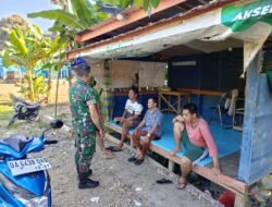 Babinsa Ajak Warga Jaga Kamtibmas Melalui Kegiatan Komsos di Tabalong
