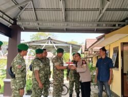 Personil Koramil 1011-07 Kapuas Barat Berikan Kado Pada Hari Jadi Bhayangkara Ke Personel Polsek Kapuas Barat