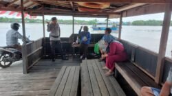 Pastikan Kelancaran Arus Penyeberangan, Polsek Kapuas Barat Patroli dan Gatur Lalin di Pelabuhan Feri Saka Mangkahai