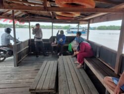 Pastikan Kelancaran Arus Penyeberangan, Polsek Kapuas Barat Patroli dan Gatur Lalin di Pelabuhan Feri Saka Mangkahai