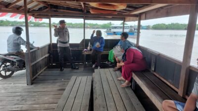 Pastikan Kelancaran Arus Penyeberangan, Polsek Kapuas Barat Patroli dan Gatur Lalin di Pelabuhan Feri Saka Mangkahai