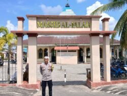 Berikan Rasa Aman, Personel Polsek Kapuas Barat Amankan Ibadah Salat Jumat di Masjid Al-Falah Mandomai
