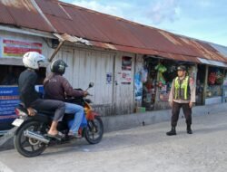 Pastikan Keselamatan Transportasi Air, Polsek Kapuas Barat Patroli di Dermaga Feri Saka Mangkahai