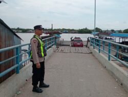 Personil Polsek Kapuas Barat Patroli di Seputaran Feri Penyeberangan untuk Jaga Keamanan dan Ketertiban