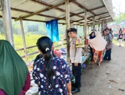 Pastikan Keamanan dan Stabilitas Harga Sembako, Bhabinkamtibmas Sei Kayu Kawal Pasar Mingguan